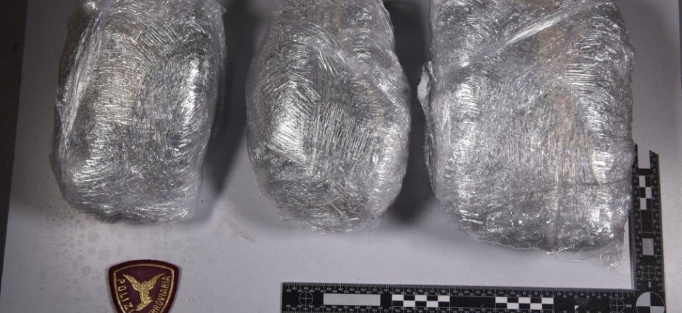 Trasportava nello zaino oltre un chilo di marijuana